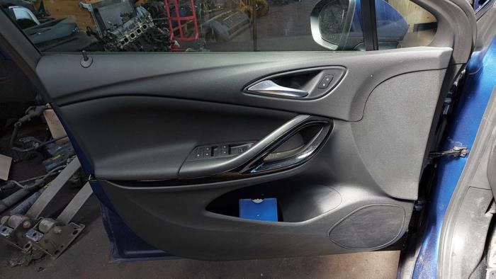 Revêtement portière haut 4portes avant gauche d'un Opel Astra K Sports Tourer 1.2 Turbo 12V 2021