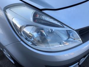 Używane Reflektor prawy Renault Clio III (BR/CR) 1.4 16V Cena na żądanie oferowane przez N Kossen Autorecycling BV