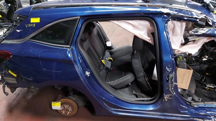 Joint caoutchouc portière 4portes arrière droite d'un Opel Astra K Sports Tourer 1.2 Turbo 12V 2021
