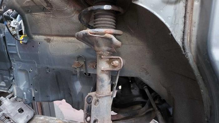 Front shock absorber rod, left from a Suzuki Alto 2010