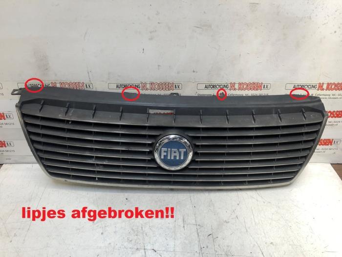 Używane Grill Fiat Croma (194) 2.2 MPI 16V Cena na żądanie oferowane przez N Kossen Autorecycling BV
