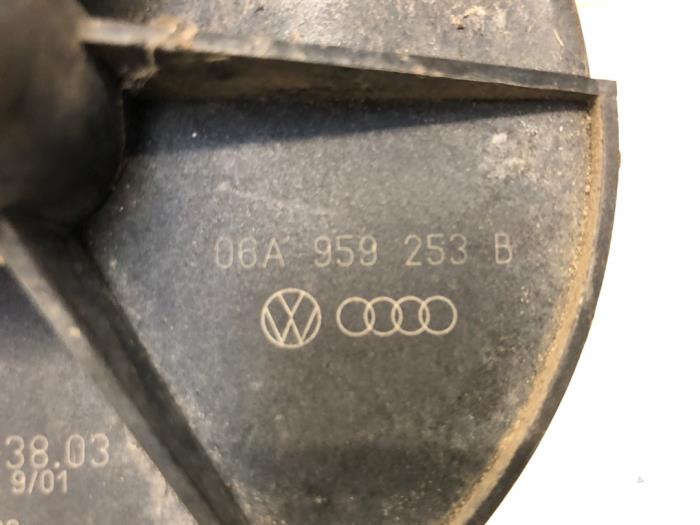 Pompe secondaire d'un Volkswagen Passat (3B3) 2.3 V5 20V 2001