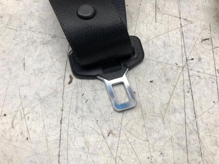 Front seatbelt, left from a BMW X1 (F48) xDrive 28i 2.0 16V Twin Power Turbo 2016