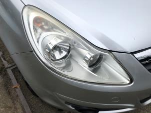 Używane Reflektor prawy Opel Corsa D 1.2 16V Cena na żądanie oferowane przez N Kossen Autorecycling BV