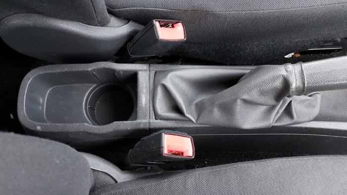 Insertion ceinture de sécurité avant droite d'un Opel Corsa D 1.2 16V 2008