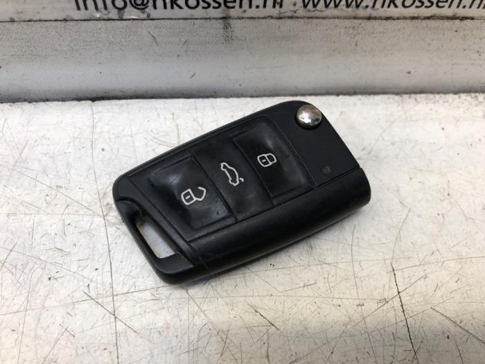 Folding key from a Volkswagen Polo V (6R) 1.2 TSI 16V BlueMotion Technology 2014