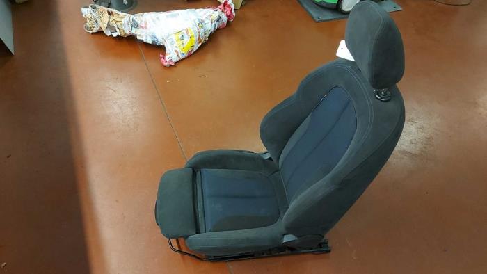 Seat, right from a BMW X1 (F48) xDrive 28i 2.0 16V Twin Power Turbo 2016