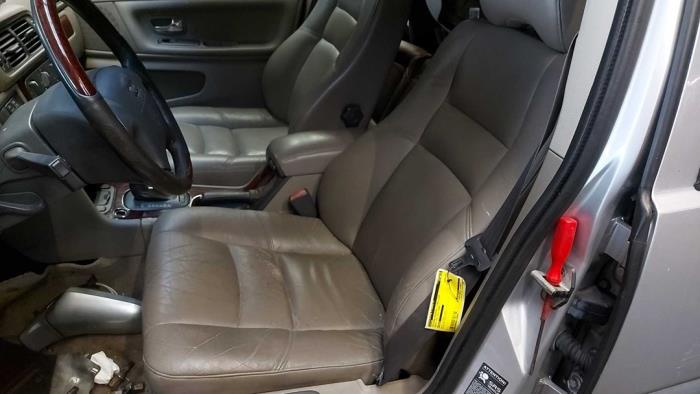 Seat, left from a Volvo V70 (GW/LW/LZ) 2.4 XC T 20V 4x4 1999