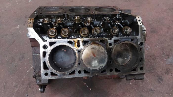 Used Engine crankcase Chrysler Voyager/Grand Voyager (RG/RS) 3.3i V6 Grand Voyager Autom. Price on request offered by N Kossen Autorecycling BV