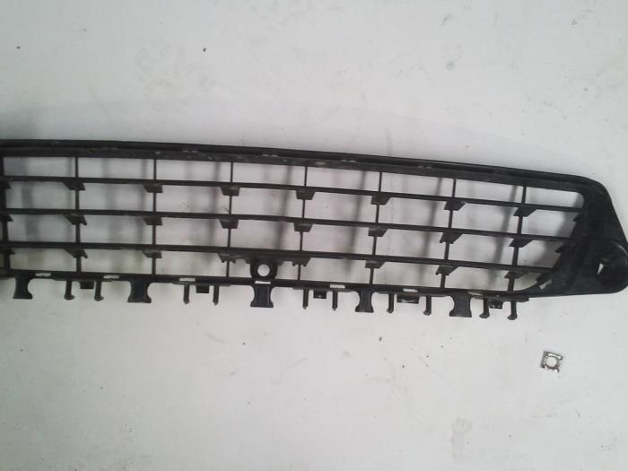 Używane Grill Opel Signum (F48) 2.2 direct 16V Cena na żądanie oferowane przez N Kossen Autorecycling BV