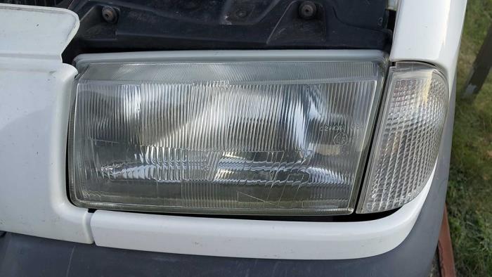 Używane Reflektor lewy Peugeot Expert (224) 1.6 Cena na żądanie oferowane przez N Kossen Autorecycling BV