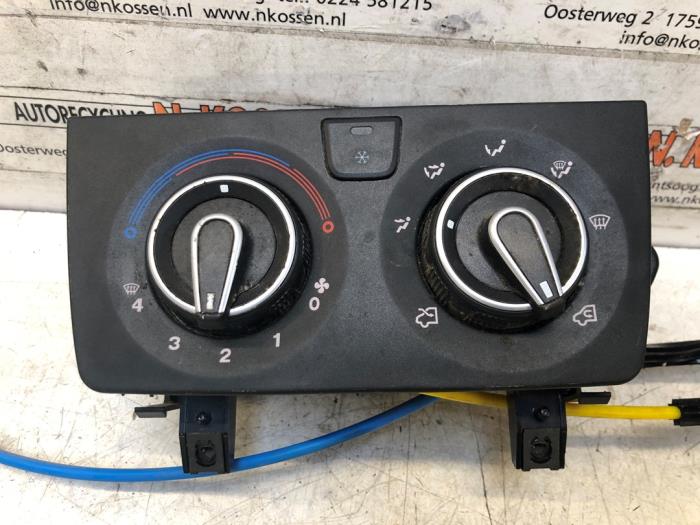 Panel de control de calefacción de un Peugeot Boxer (U9) 2.2 Blue HDi 140 2020