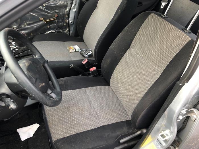 Używane Fotel lewy Daihatsu Cuore (L251/271/276) 1.0 12V DVVT Cena na żądanie oferowane przez N Kossen Autorecycling BV