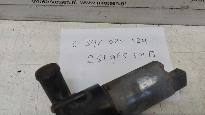 Begagnade Extra vattenpump Volkswagen Transporter T4 2.5 TDI Pris på förfrågan erbjuds av N Kossen Autorecycling BV