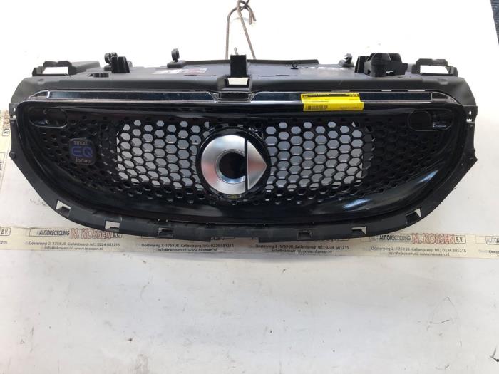 Używane Grill Smart Fortwo Coupé (453.3) Electric Drive Cena na żądanie oferowane przez N Kossen Autorecycling BV