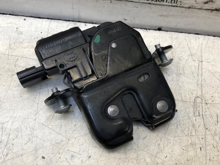 Tailgate lock mechanism from a Smart Fortwo Coupé (453.3) Electric Drive 2019