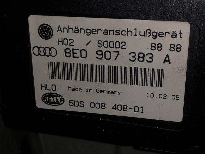 Módulo de gancho de remolque de un Audi A4 Avant (B7) 2.0 TDI 16V 2005