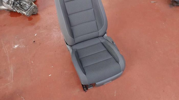 Sitz links van een Volkswagen Touran (1T3) 2.0 TDI 16V 140 2015