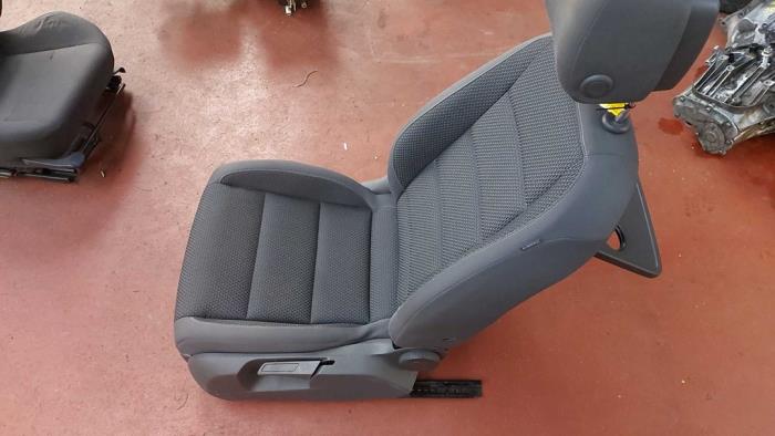 Sitz links van een Volkswagen Touran (1T3) 2.0 TDI 16V 140 2015