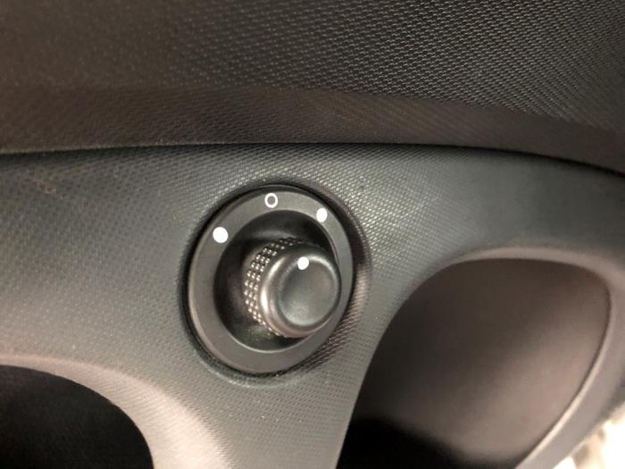 Używane Przelacznik lusterka Smart Fortwo Coupé (453.3) Electric Drive Cena na żądanie oferowane przez N Kossen Autorecycling BV