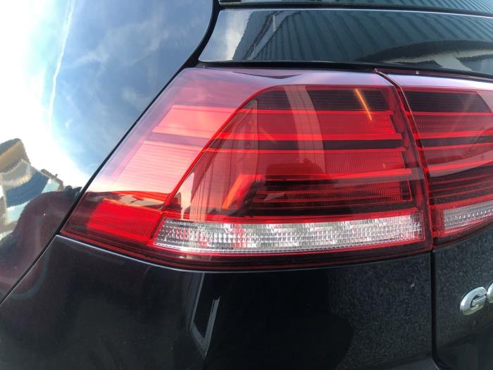 Tylne swiatlo pozycyjne lewe z Volkswagen Golf VII (AUA) 1.0 TSI 12V 2018