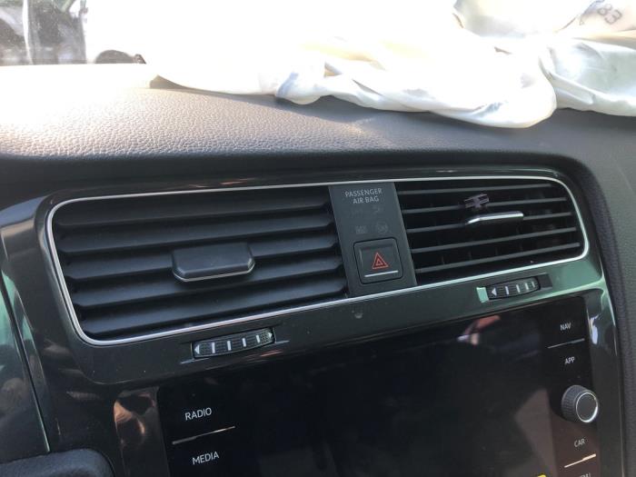 Kratka wentylacyjna deski rozdzielczej z Volkswagen Golf VII (AUA) 1.0 TSI 12V 2018