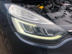 Używane Reflektor prawy Renault Clio IV Estate/Grandtour (7R) 0.9 Energy TCE 90 12V Cena na żądanie oferowane przez N Kossen Autorecycling BV