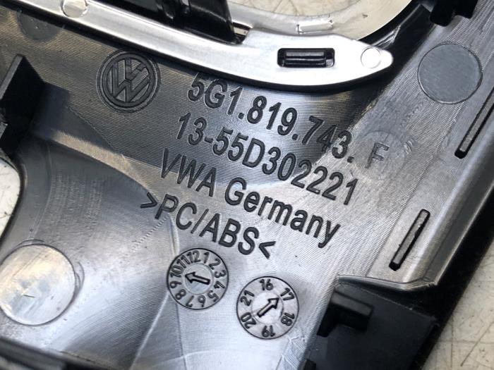 Radiotrim from a Volkswagen Golf VII (AUA) 1.0 TSI 12V 2018
