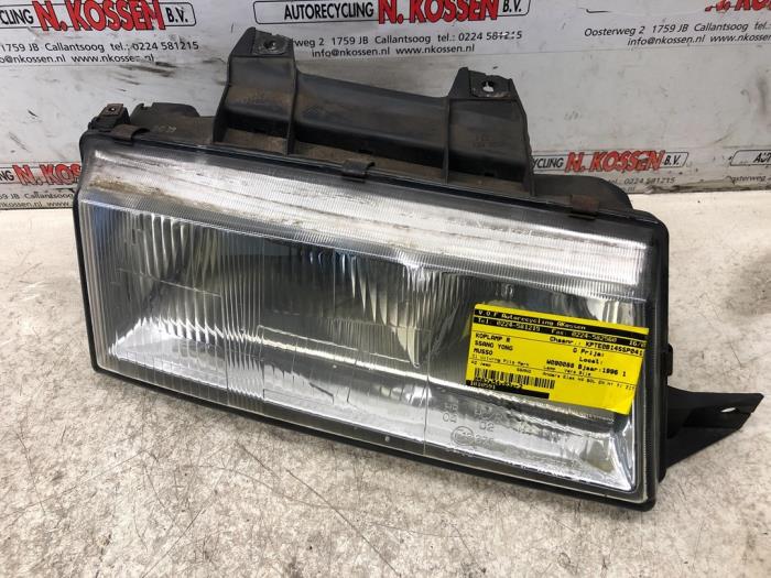 Headlight, right from a SsangYong Musso 2.9D 1996