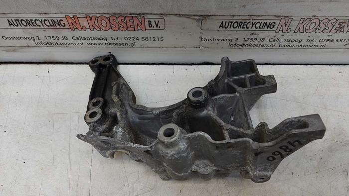 Gebrauchte Dynamostütze oben Opel Vivaro Preis auf Anfrage angeboten von N Kossen Autorecycling BV