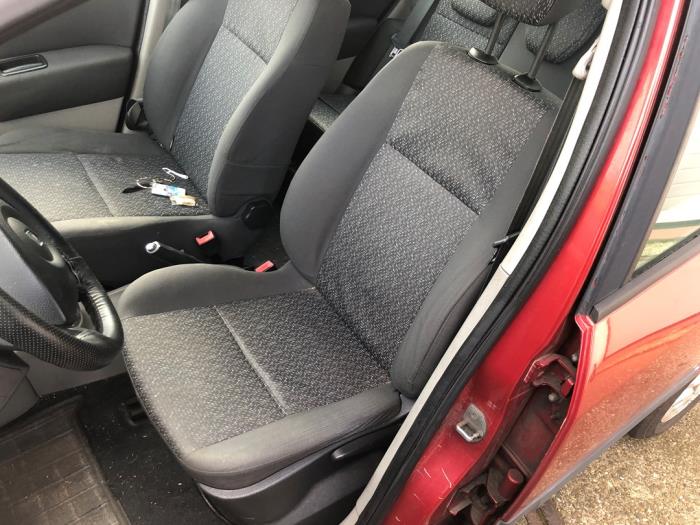 Używane Fotel lewy Renault Modus/Grand Modus (JP) 1.4 16V Cena na żądanie oferowane przez N Kossen Autorecycling BV