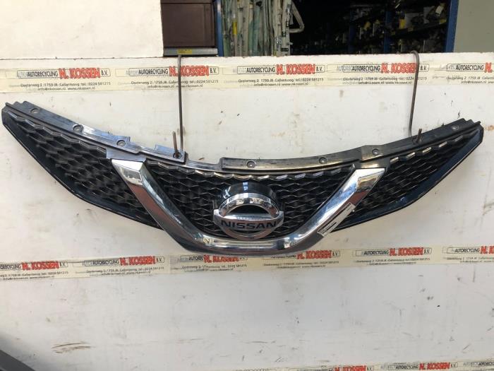 Begagnade Grill Nissan Qashqai (J11) 1.2 DIG-T 16V Pris på förfrågan erbjuds av N Kossen Autorecycling BV