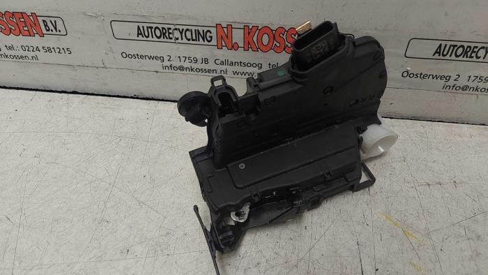 Serrure portière mécanique 4portes avant gauche d'un Renault Clio IV Estate/Grandtour (7R) 0.9 Energy TCE 90 12V 2016