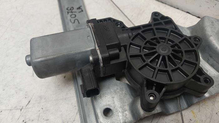 Moteur de vitre portière d'un Renault Clio IV Estate/Grandtour (7R) 0.9 Energy TCE 90 12V 2016