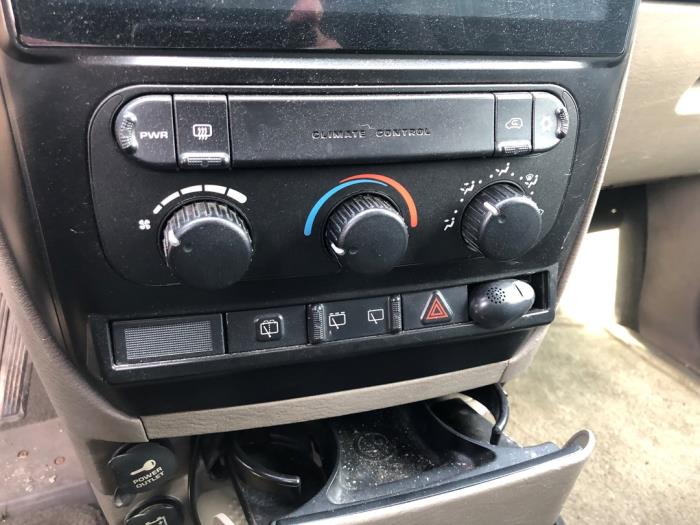 Używane Panel climatronic Chrysler Voyager/Grand Voyager (RG/RS) 2.5 CRD Cena na żądanie oferowane przez N Kossen Autorecycling BV