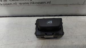 Używane Modul okna Renault Clio IV Estate/Grandtour (7R) 0.9 Energy TCE 90 12V Cena na żądanie oferowane przez N Kossen Autorecycling BV