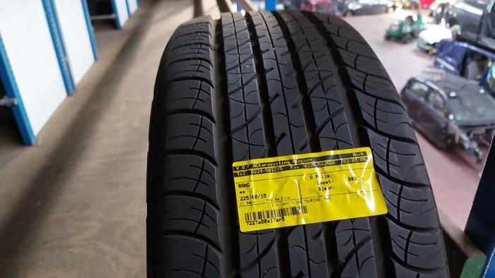 Używane Opona Cena na żądanie oferowane przez N Kossen Autorecycling BV