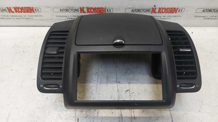 Begagnade Handskfack Nissan Note (E11) 1.6 16V Pris på förfrågan erbjuds av N Kossen Autorecycling BV