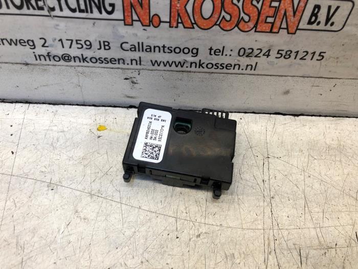 Begagnade Styrboxsensor Volkswagen Caddy III (2KA,2KH,2CA,2CH) 2.0 SDI Pris på förfrågan erbjuds av N Kossen Autorecycling BV
