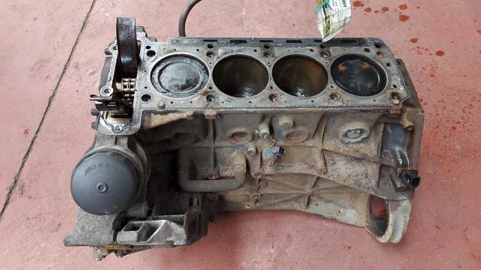Gebrauchte Ölfilter Deckel Mercedes SLK (R170) 2.3 230 K 16V Preis auf Anfrage angeboten von N Kossen Autorecycling BV