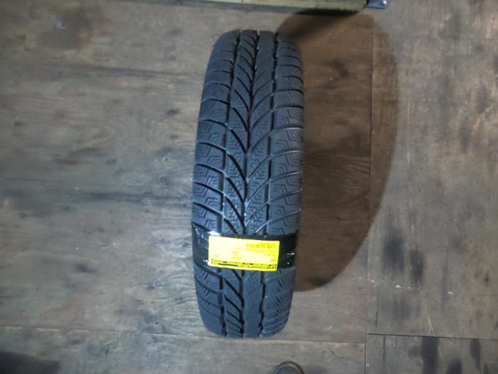 Nowe Opona Cena na żądanie oferowane przez N Kossen Autorecycling BV