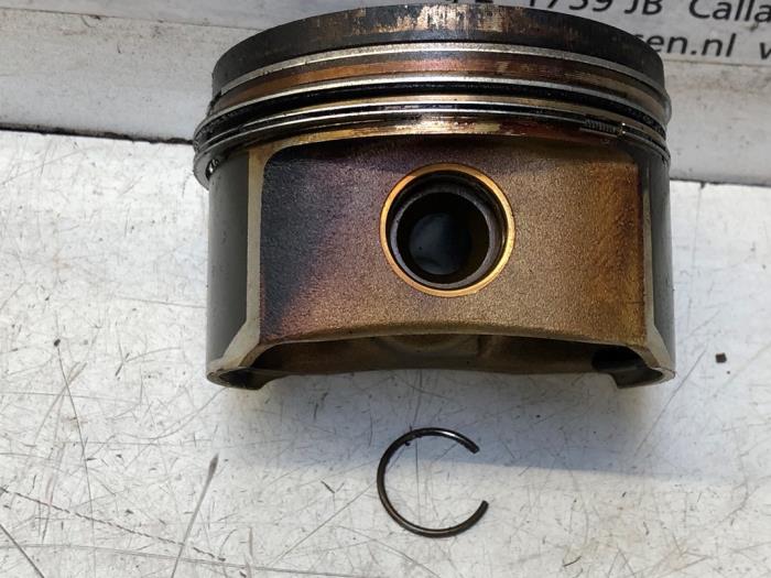 Usados Pistón Audi TT Precio de solicitud ofrecido por N Kossen Autorecycling BV