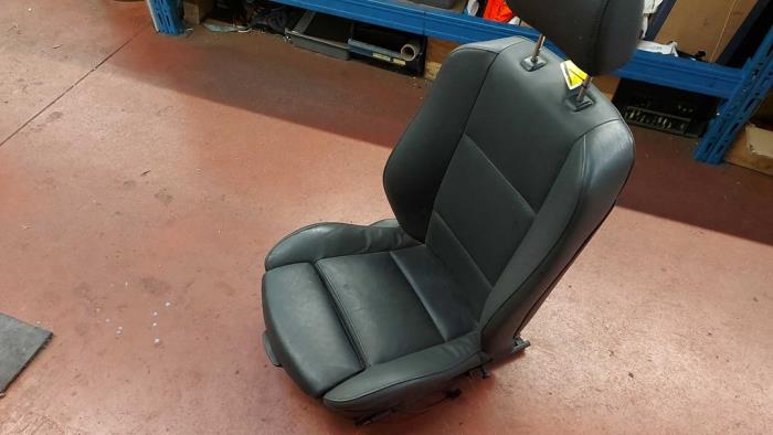 Używane Fotel prawy BMW X5 (E53) 4.4 V8 32V Cena na żądanie oferowane przez N Kossen Autorecycling BV