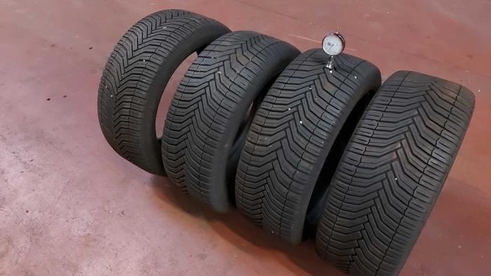 Używane Opona zimowa Cena na żądanie oferowane przez N Kossen Autorecycling BV