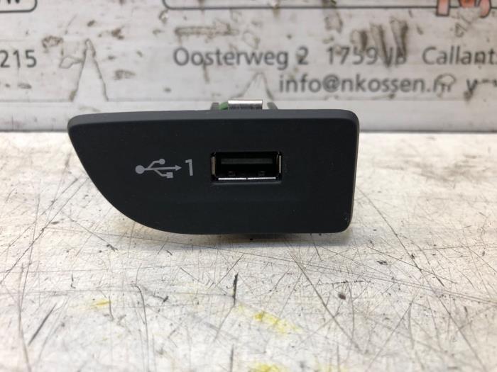 Używane Wtyczka USB Audi A3 Sportback (8VA/8VF) 1.0 TFSI 12V Cena na żądanie oferowane przez N Kossen Autorecycling BV