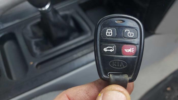 Begagnade Fjärrkontrollset Kia Sorento I (JC) 2.5 CRDi 16V Pris på förfrågan erbjuds av N Kossen Autorecycling BV