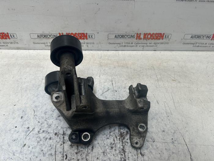 Usagé Support dynamo bas Nissan Qashqai (J11) 1.2 DIG-T 16V Prix sur demande proposé par N Kossen Autorecycling BV