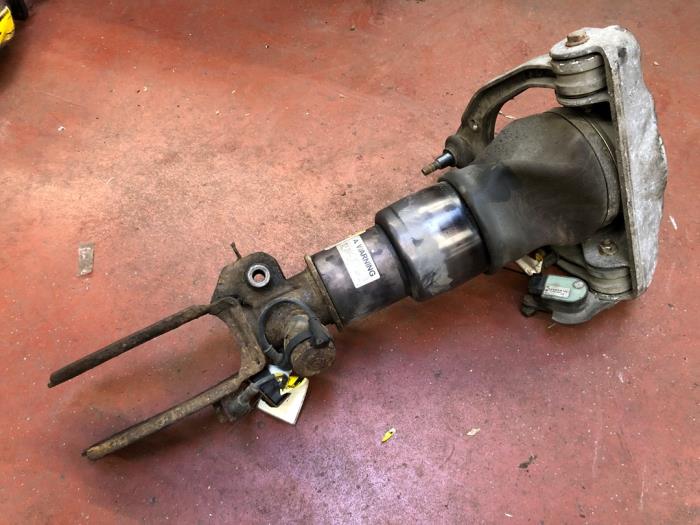 Begagnade Luftfjäder Volkswagen Touareg (7LA/7L6) 4.2 V8 40V Pris på förfrågan erbjuds av N Kossen Autorecycling BV