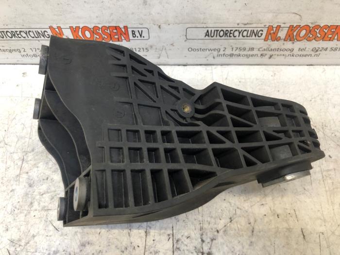 Used Engine mount Mercedes C (W206) C-300 e 2.0 Turbo Price on request offered by N Kossen Autorecycling BV