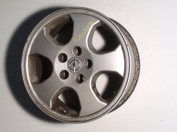 Wheel from a Opel Omega B (25/26/27) 2.5i V6 24V 1999